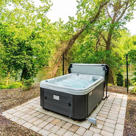 Riverside Tiny Cabin W Hot Tub, Fire Pit, & Kayaks Rileyville Экстерьер фото