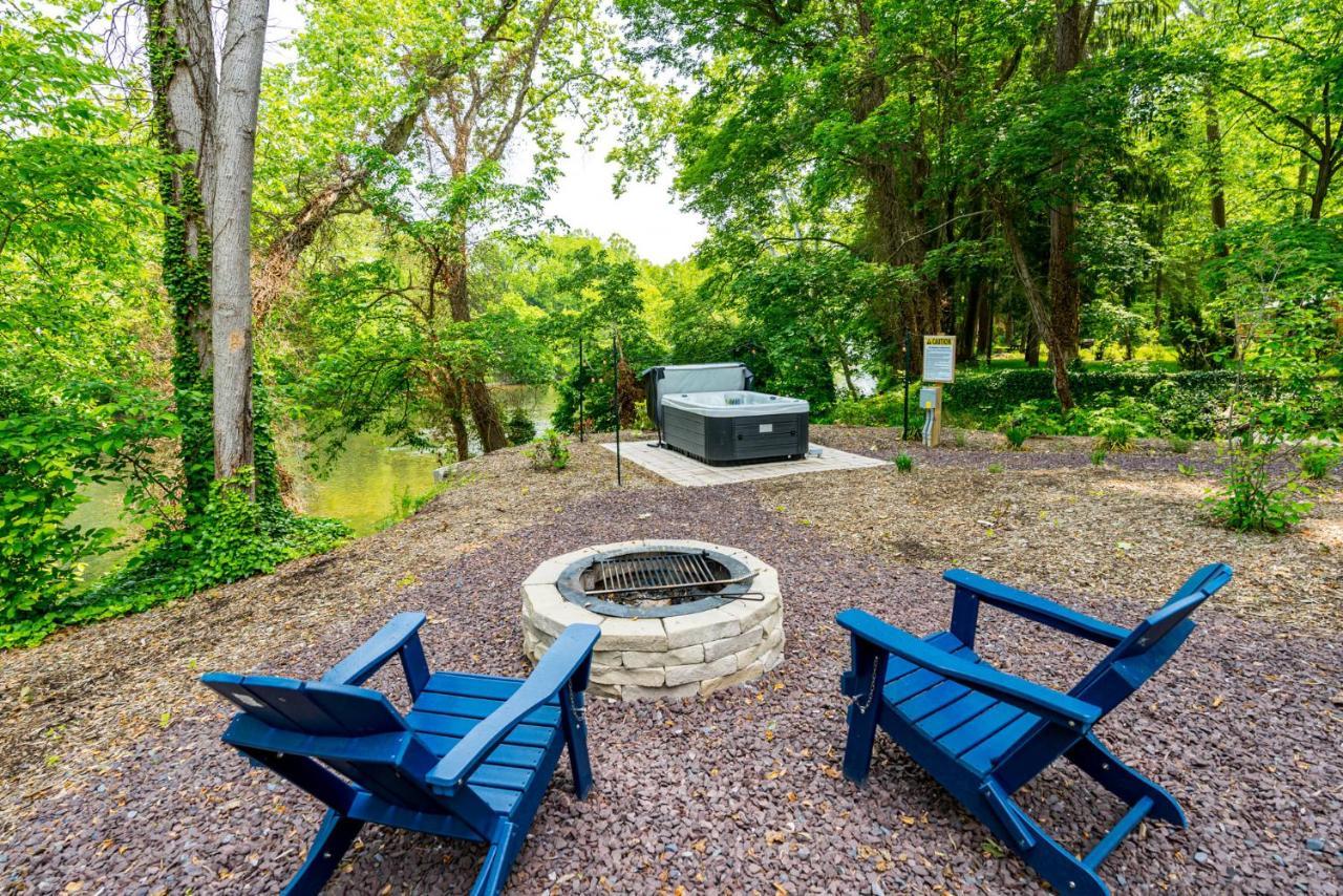 Riverside Tiny Cabin W Hot Tub, Fire Pit, & Kayaks Rileyville Экстерьер фото