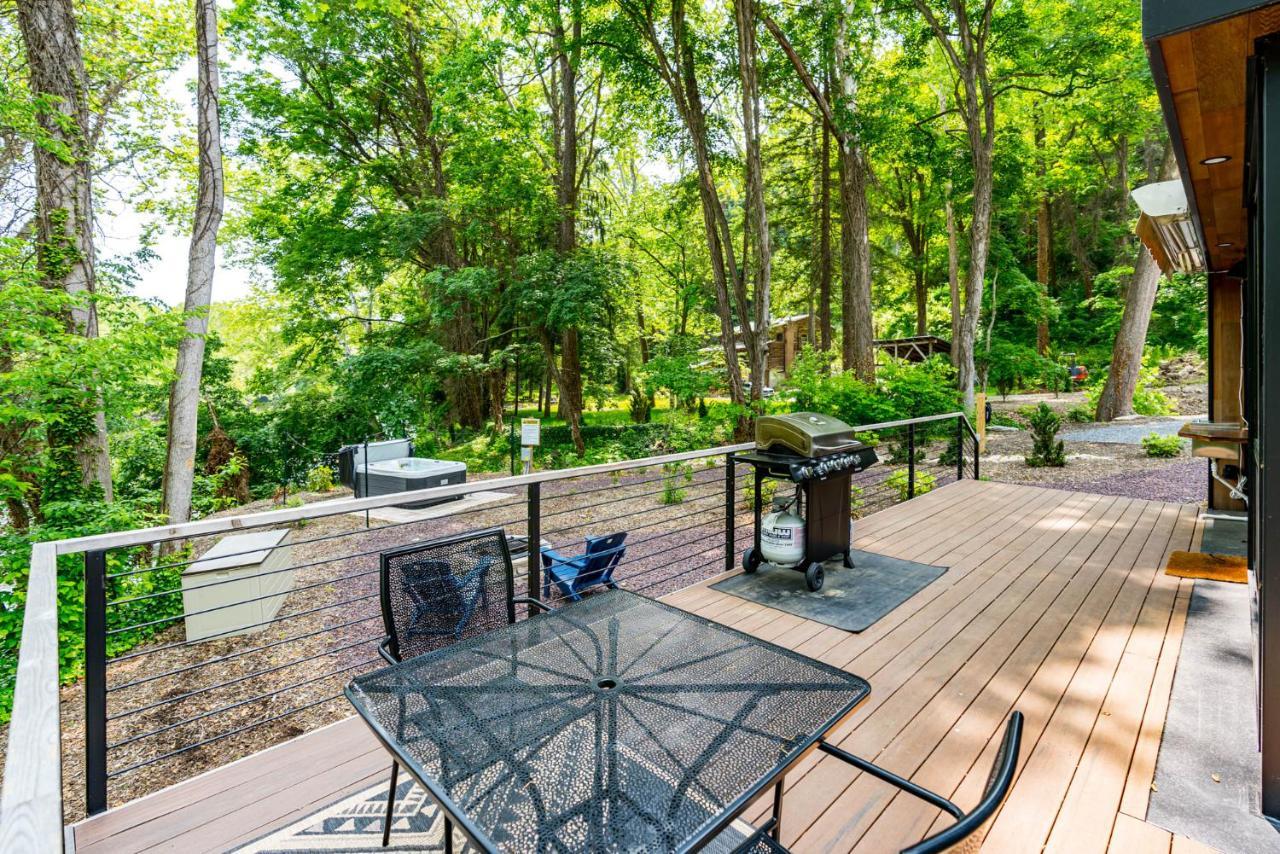 Riverside Tiny Cabin W Hot Tub, Fire Pit, & Kayaks Rileyville Экстерьер фото